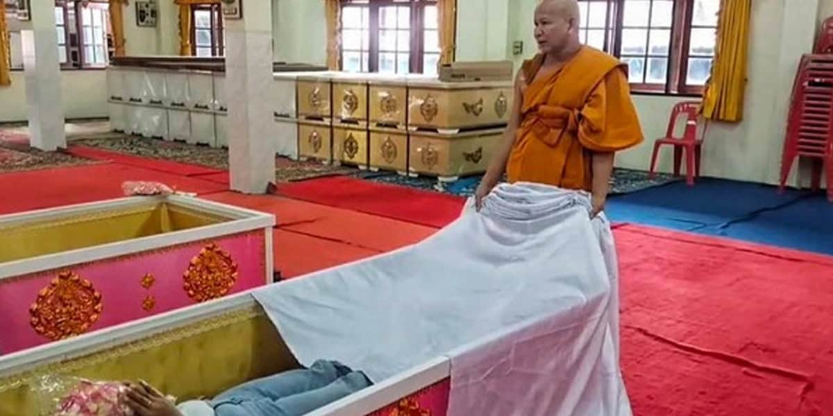 จับตาดูแนวทางเลขเด็ด “พิธีนอนโลง” ลุ้นเลขเด่น รับประกัน คุณไม่ผิดหวัง