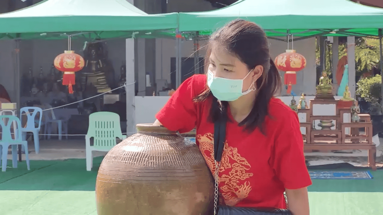 คอหวยแห่ขอ "เลขเด็ด" จากองค์ท้าวเวสสุวรรณ จตุมหาราชิกา หวังลุ้นโชคใหญ่